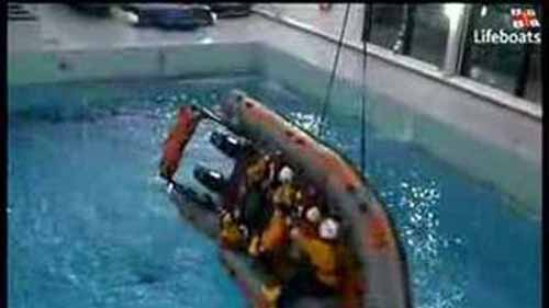 英国皇家救生艇协会：海上求生训练