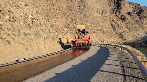 道路施工 - 沥青摊铺机和压路机