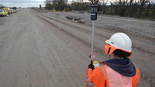 采用Trimble 3D机器控制的沥青摊铺机