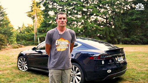 这位特斯拉的车主自己修车