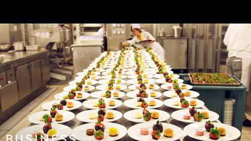 邮轮的厨房工作