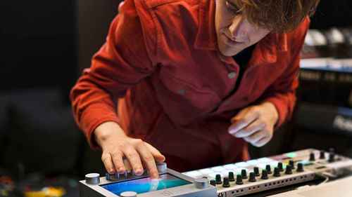 用机器学习产生的新声音制作音乐