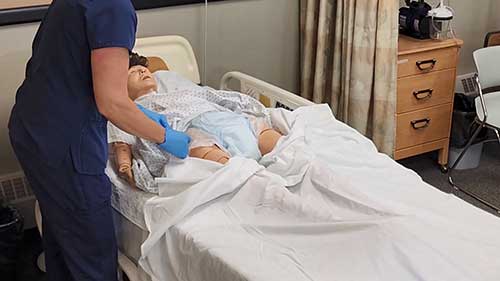 护理技能示范：更换失禁内裤