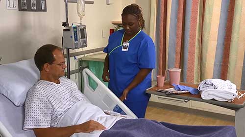 患者的清洁护理：更换病服