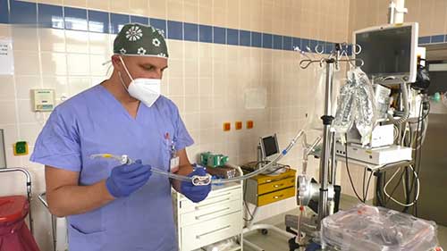 如何启动体外膜肺氧合装置