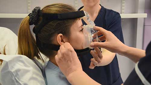 佩戴无创通气面罩