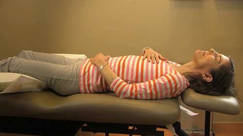 横膈膜呼吸法：仰卧