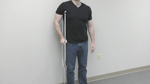 如何使用腋杖步行