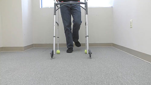 如何使用助行器