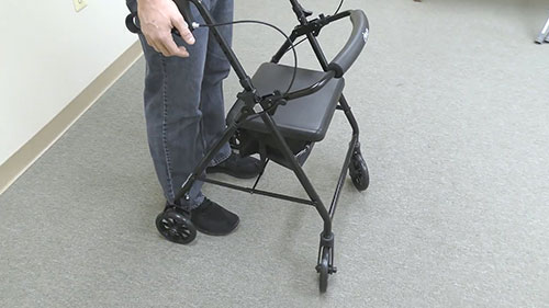 转轮型助行器的使用