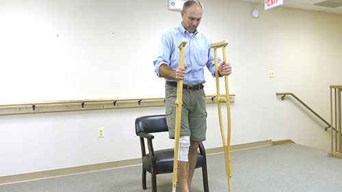 腋杖的使用：站姿到坐姿