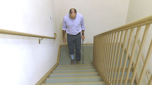如何使用手杖上下楼梯