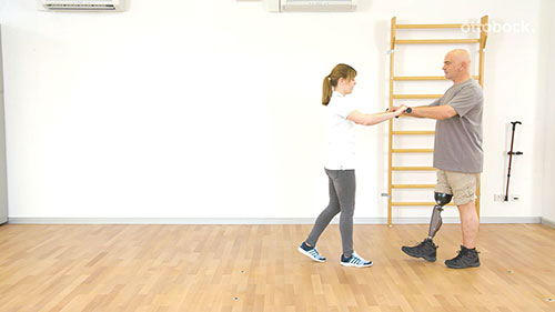 假肢步态训练：步行练习