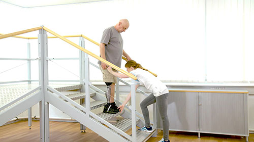 假肢步态训练：下楼 2