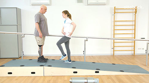 假肢步态训练：缓坡行走