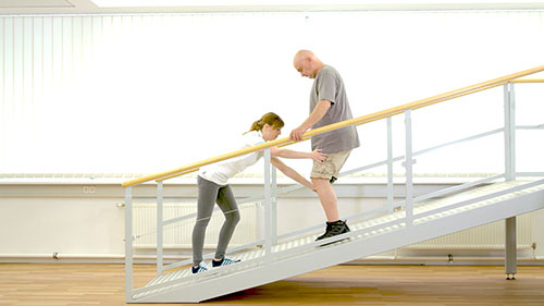 假肢步态训练：陡坡行走