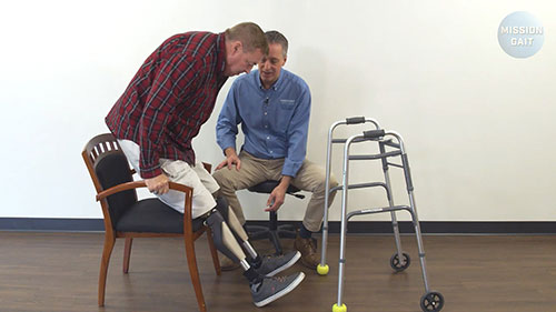 双侧截肢者怎么从椅子起身