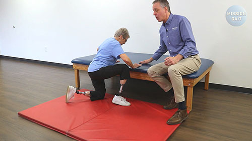 双侧截肢者怎么从地上站起来