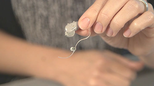 如何佩戴耳背式助听器