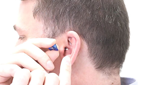 如何佩戴和取出耳内式助听器