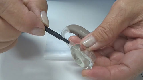 耳背式助听器的清洁