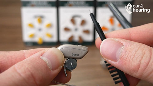 耳背式助听器的电池更换