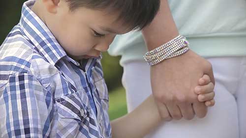 理解和照顾选择性缄默症患者