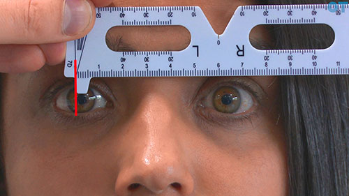 眼科检查：测量瞳距