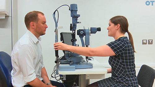 眼科检查：裂隙灯生物显微镜检查