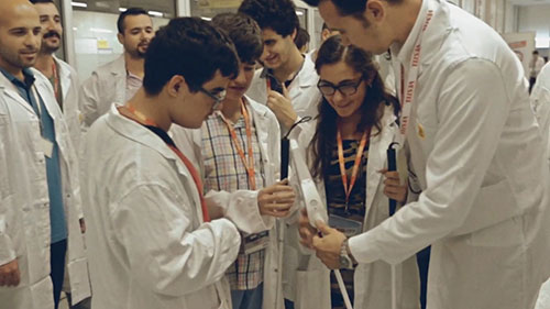 智能手杖让盲人自由出行