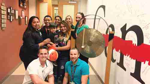 在质子治疗中心接受治疗