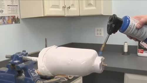 制作假腿 1取出假肢模具上的接受腔