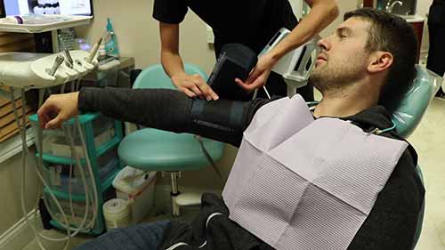 牙医是如何填充龋洞的