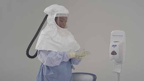 如何安全脱掉个人防护装备——PAPR和防护长袍