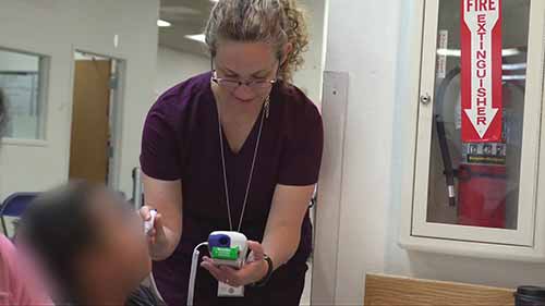 公共卫生护士应对在移民避难所爆发的流感