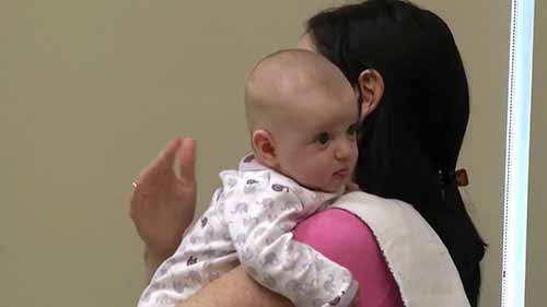 新生儿拍嗝技巧