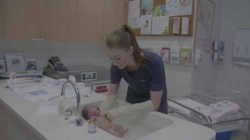 新生儿洗澡示范