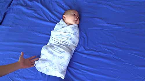 如何包裹新生儿