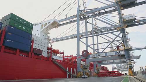 伦敦港口码头货物吊装