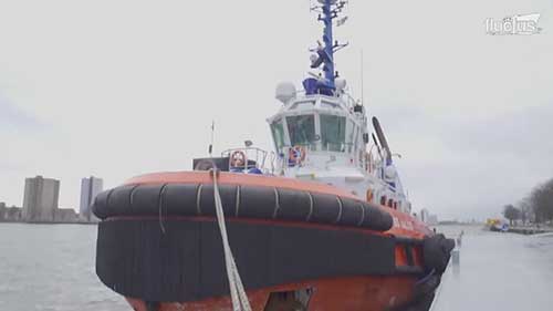 小小拖轮推动大型船只