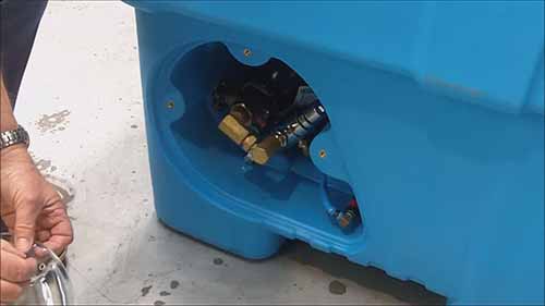 水产运输箱的氧气瓶安装