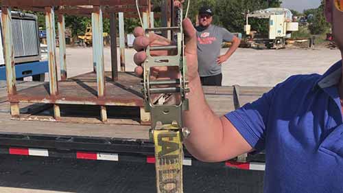 如何用棘尺带固定拖车上的货物