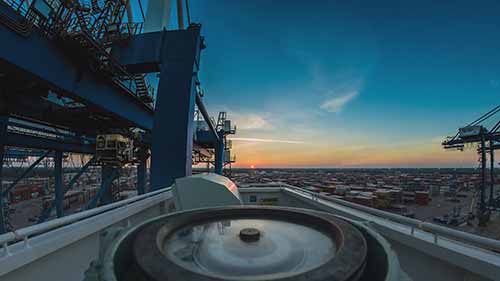 集装箱是如何装船的