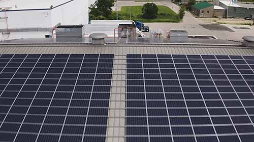 太阳能板为冷链仓库提供电力