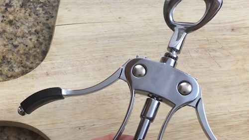 如何使用蝶形开瓶器