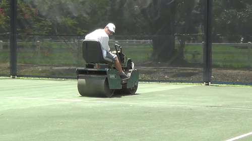 网球场的维护与保养 02 场地滚压