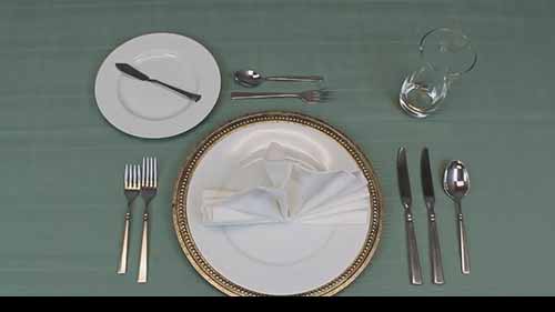 如何布置正餐用餐桌