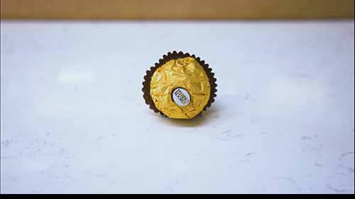 糕点师制作费列罗巧克力