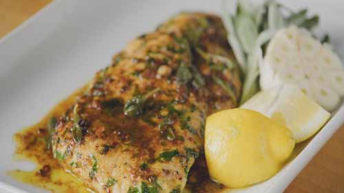 鼠尾草布朗黄油鸡胸肉