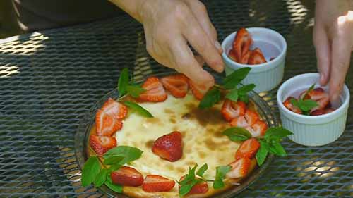 用草莓和薄荷叶做装饰